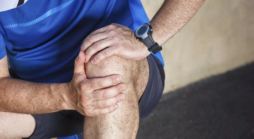 Male runner having problems in knee joint.